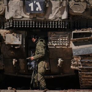 Το Αζερμπαϊτζάν στέλνει οπλισμό και άρματα μάχης στα σύνορα με το Ιράν (βίντεο)