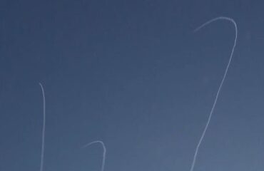 Τελ Αβίβ: Η στιγμή που τα συστήματα αεράμυνας αναχαιτίζουν ιρανική πυραυλική επίθεση