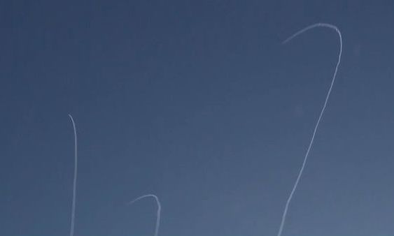 Τελ Αβίβ: Η στιγμή που τα συστήματα αεράμυνας αναχαιτίζουν ιρανική πυραυλική επίθεση