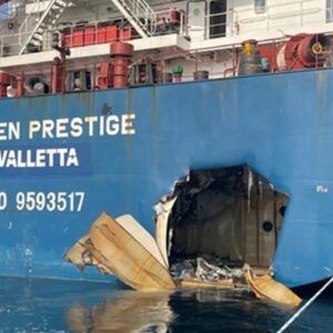 Στενό του Ορμούζ: Βοηθητικό πλοίο με σημαία των ΗΑΕ χτυπήθηκε από πυραύλους – Στους οκτώ οι νεκροί