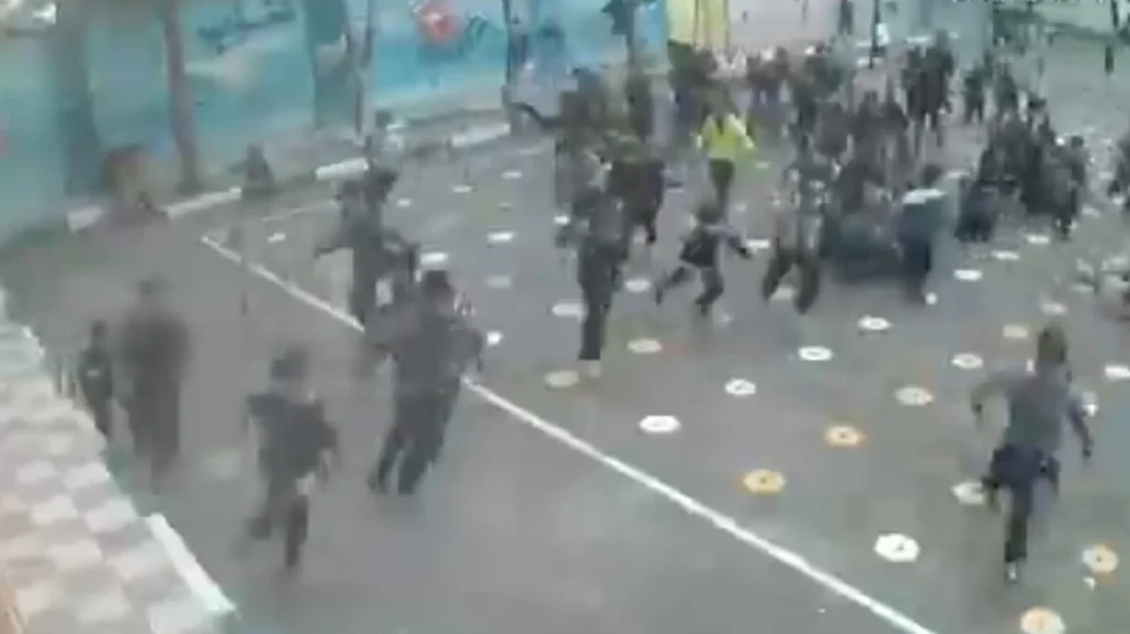 Πρώτη μέρα πολέμου στο Ιράν: Ο βομβαρδισμός σχολείου της πόλης Καζβίν (βίντεο)