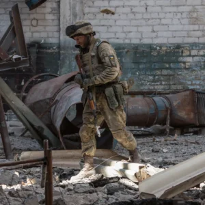 Σαν αστραπή έπεσε ρωσική FAB-1500 σε κτήριο της Κονσταντινόβκα και δεν άφησε τίποτα στο πέρασμά της (βίντεο)