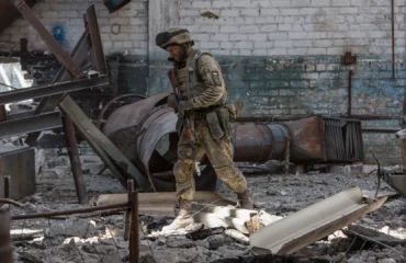 Σαν αστραπή έπεσε ρωσική FAB-1500 σε κτήριο της Κονσταντινόβκα και δεν άφησε τίποτα στο πέρασμά της (βίντεο)