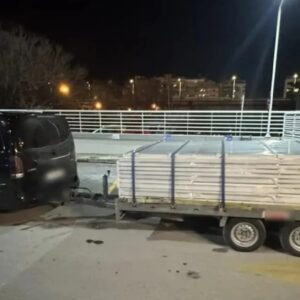 Βούλγαρος είχε πλουτίσει πουλώντας λαθραία τσιγάρα: Εντοπίστηκαν 720.000 πακέτα μέσα σε τρέιλερ (βίντεο)