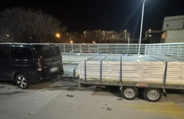 Βούλγαρος είχε πλουτίσει πουλώντας λαθραία τσιγάρα: Εντοπίστηκαν 720.000 πακέτα μέσα σε τρέιλερ (βίντεο)