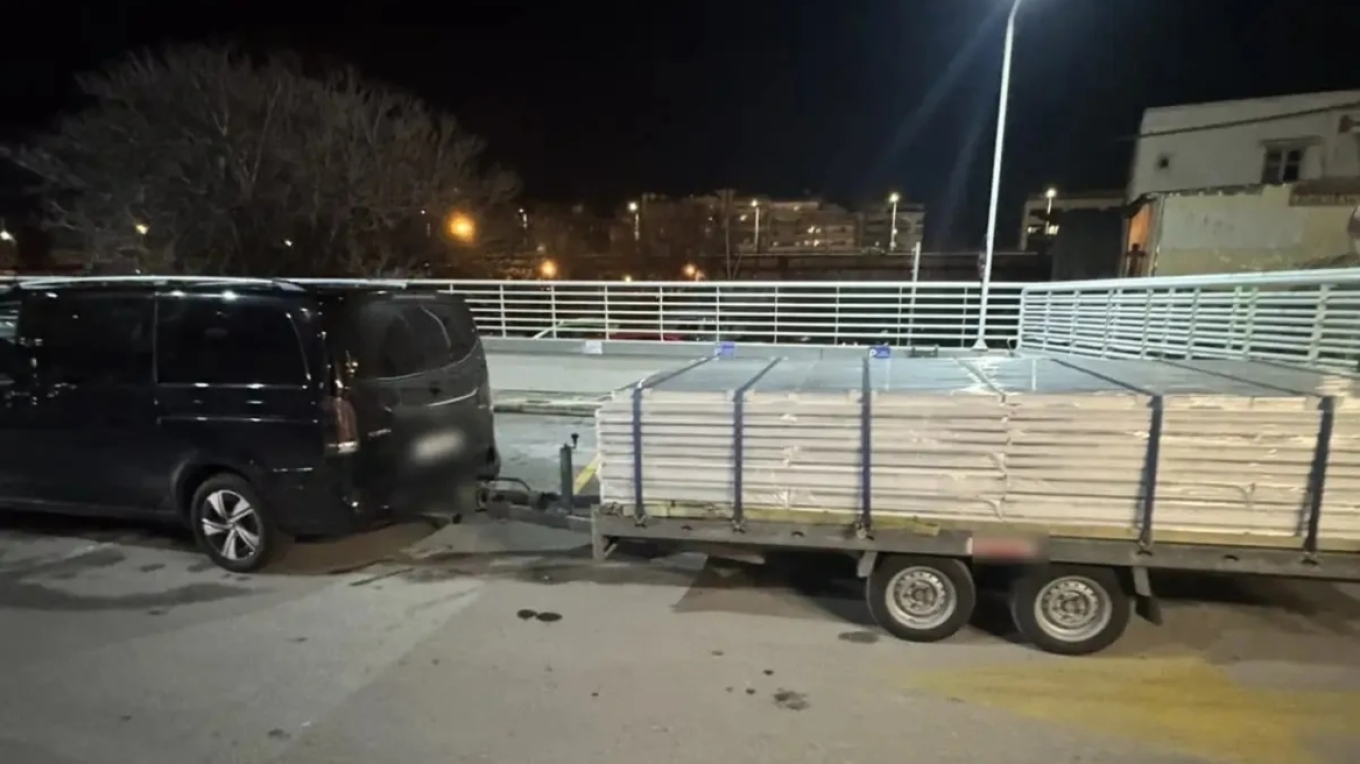 Βούλγαρος είχε πλουτίσει πουλώντας λαθραία τσιγάρα: Εντοπίστηκαν 720.000 πακέτα μέσα σε τρέιλερ (βίντεο)