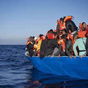 Πάνω από 200 παράνομοι μετανάστες έφτασαν στη χώρα μας μέσα σε λίγες ώρες