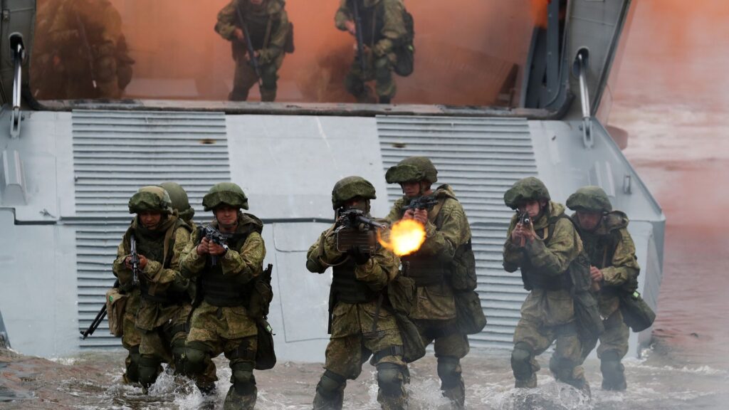 Σπάνιες εικόνες από την συγκέντρωση Ρώσων πεζοναυτών πριν επιτεθούν στην περιφέρεια Ντνιπροπετρόφσκ – Δείτε βίντεο