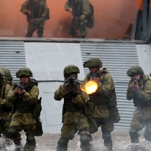 Σπάνιες εικόνες από την συγκέντρωση Ρώσων πεζοναυτών πριν επιτεθούν στην περιφέρεια Ντνιπροπετρόφσκ – Δείτε βίντεο