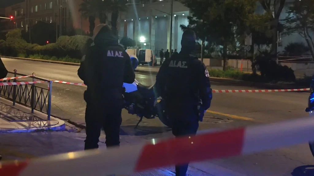 Σουδανός κυκλοφορούσε έξω από τη ΓΑΔΑ και απειλούσε κρατώντας χειροβομβίδες