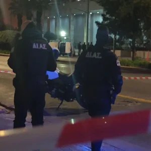 Σουδανός κυκλοφορούσε έξω από τη ΓΑΔΑ και απειλούσε κρατώντας χειροβομβίδες