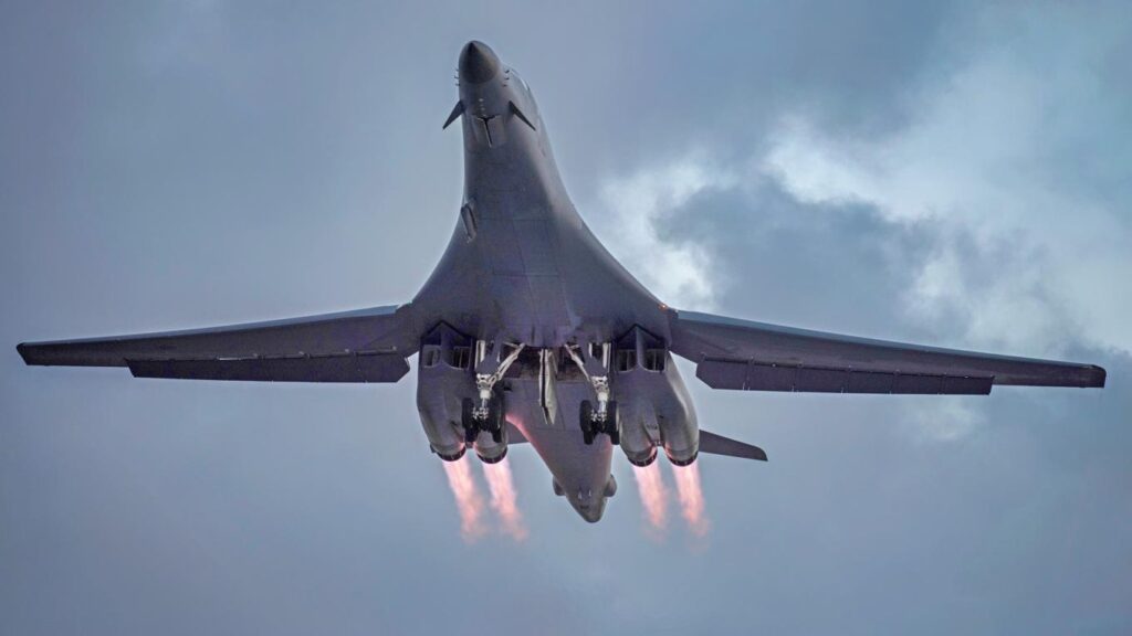 Βομβαρδιστικά B-1 των ΗΠΑ μεταφέρονται σε βρετανική βάση της RAF (βίντεο)