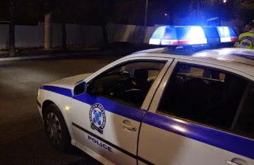 Εξάρχεια: Έκρηξη από αυτοσχέδιο εμπρηστικό μηχανισμό με γκαζάκια στην είσοδο πολυκατοικίας