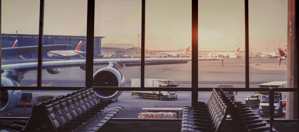 Με νέες πτήσεις οι αεροπορικές εταιρείες επιχειρούν να εκκενώσουν τους εγκλωβισμένους ταξιδιώτες στην Μέση Ανατολή