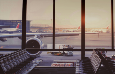 Με νέες πτήσεις οι αεροπορικές εταιρείες επιχειρούν να εκκενώσουν τους εγκλωβισμένους ταξιδιώτες στην Μέση Ανατολή