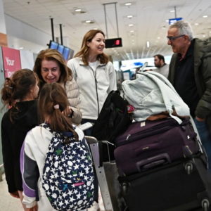 Προσγειώθηκε στο «Ελ.Βενιζέλος» η πτήση με Έλληνες από το Ντουμπάι – «Φοβηθήκαμε πολύ» (φώτο)