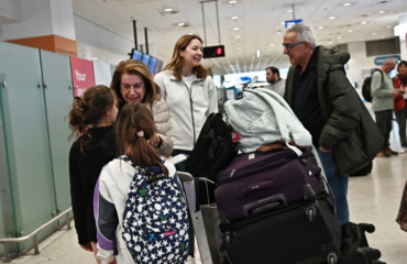 Προσγειώθηκε στο «Ελ.Βενιζέλος» η πτήση με Έλληνες από το Ντουμπάι – «Φοβηθήκαμε πολύ» (φώτο)