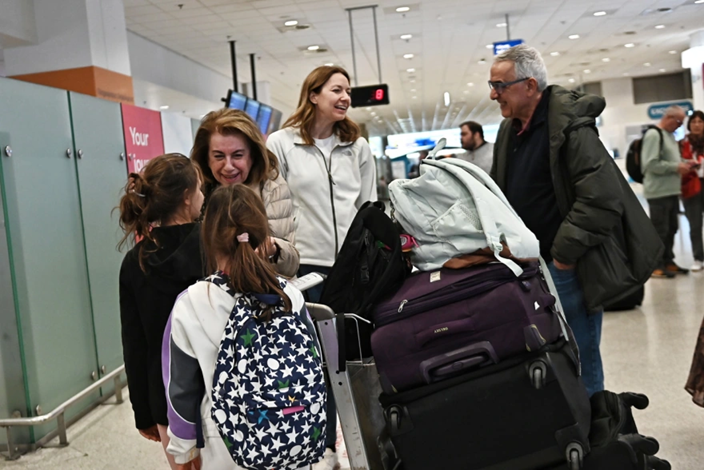 Προσγειώθηκε στο «Ελ.Βενιζέλος» η πτήση με Έλληνες από το Ντουμπάι – «Φοβηθήκαμε πολύ» (φώτο)