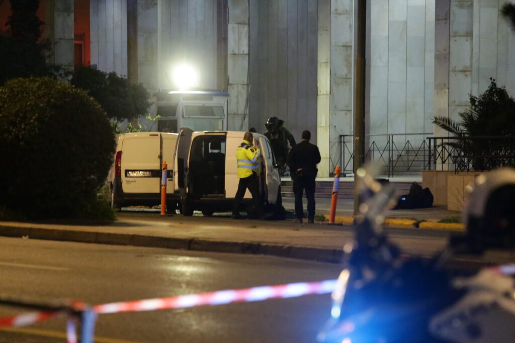 Βίντεο ντοκουμέντο: Η στιγμή που ο 48χρονος Σουδανός απειλεί να ανατινάξει το κτίριο της ΓΑΔΑ με τις χειροβομβίδες