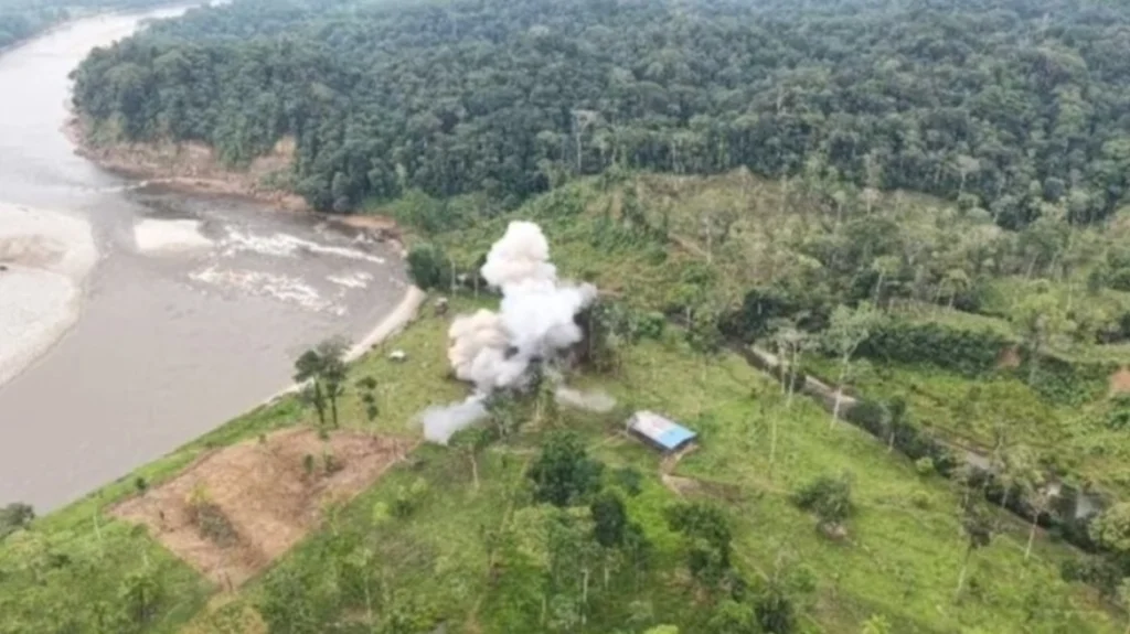 Ισημερινός: Οι ένοπλες δυνάμεις βομβάρδισαν «με την υποστήριξη των ΗΠΑ» καταυλισμό ανταρτών (βίντεο)