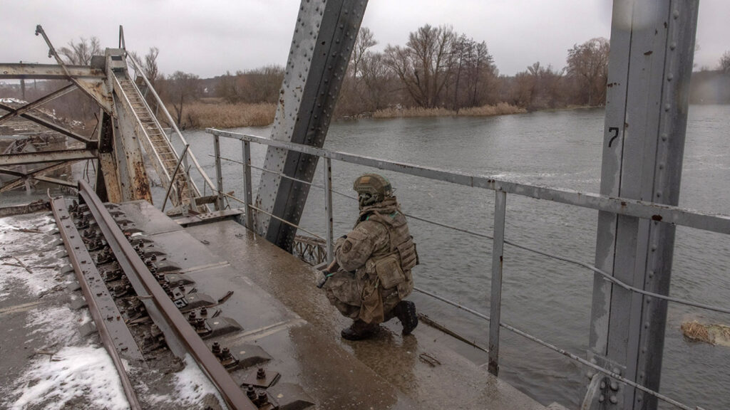 Μέσα σε 7 δευτερόλεπτα οι Ρώσοι κατέστρεψαν πέρασμα πάνω από τον ποταμό Οσκίλ – Δείτε βίντεο