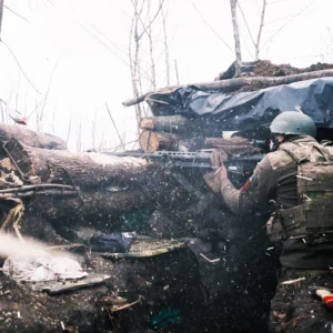 Ουκρανός στρατιώτης σε κατάσταση σοκ κοίταζε την εξόντωση άλλων δύο από ρωσικό FPV (βίντεο – σκληρές εικόνες)