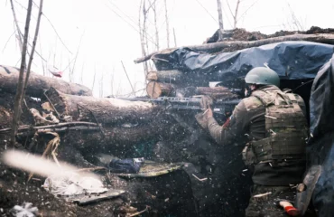 Ουκρανός στρατιώτης σε κατάσταση σοκ κοίταζε την εξόντωση άλλων δύο από ρωσικό FPV (βίντεο – σκληρές εικόνες)