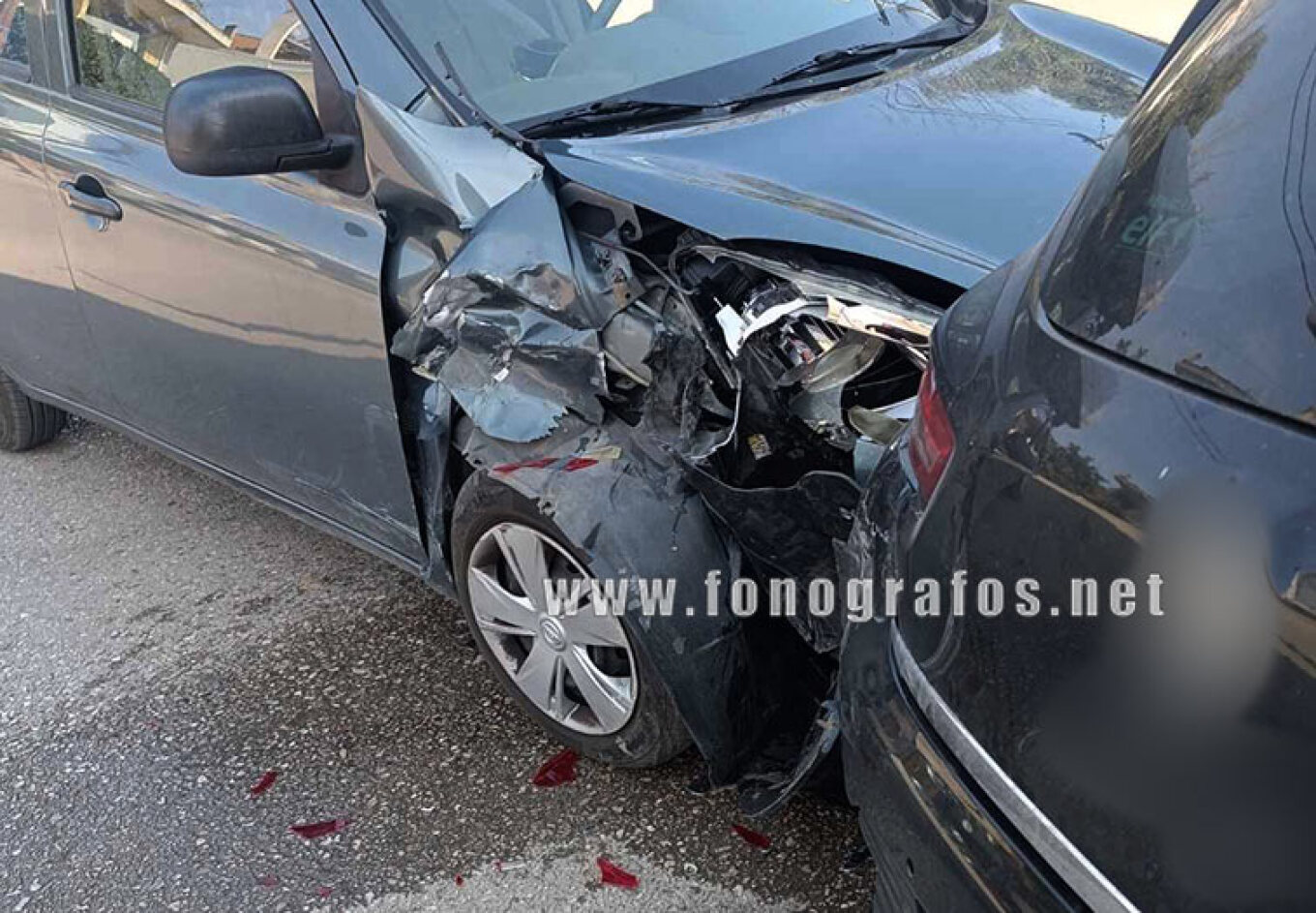 Τροχαίο ατύχημα στη Λαμία: Αυτοκίνητα συγκρούστηκαν κοντά σε φαρμακείο – Δείτε φωτογραφίες