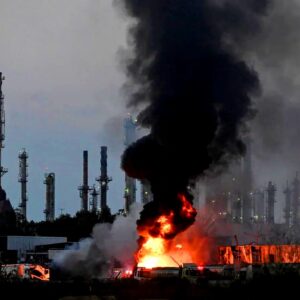 Ακαριαία απάντηση του Ιράν στο Ισραήλ: Κατέκαψαν το διυλιστήριο της Χάιφα σε αντίποινα για το διυλιστήριο της Τεχεράνης!