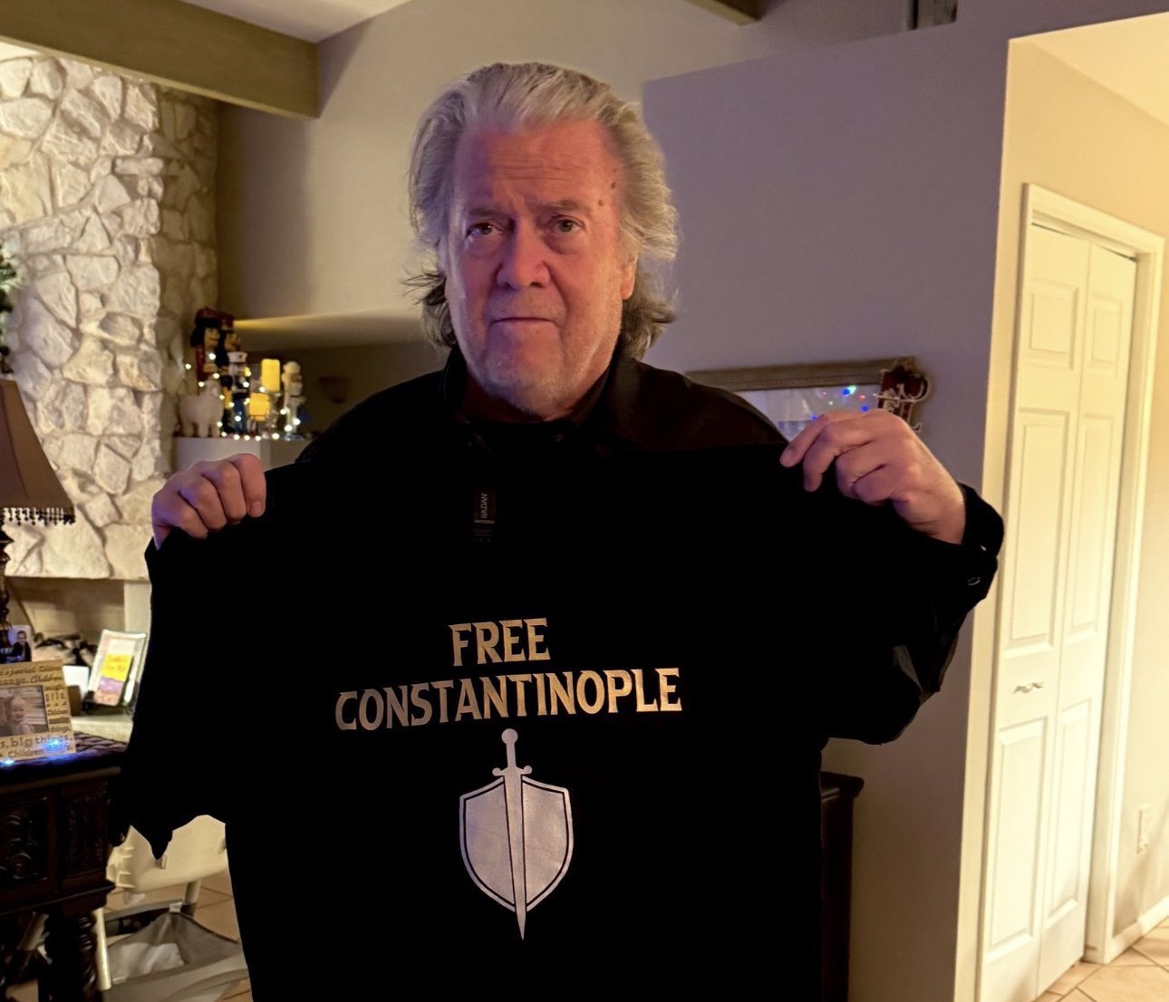 Ο Στηβ Μπάνον μιλά για την Κωνσταντινούπολη με πρώην πράκτορα της CIA στην Ελλάδα