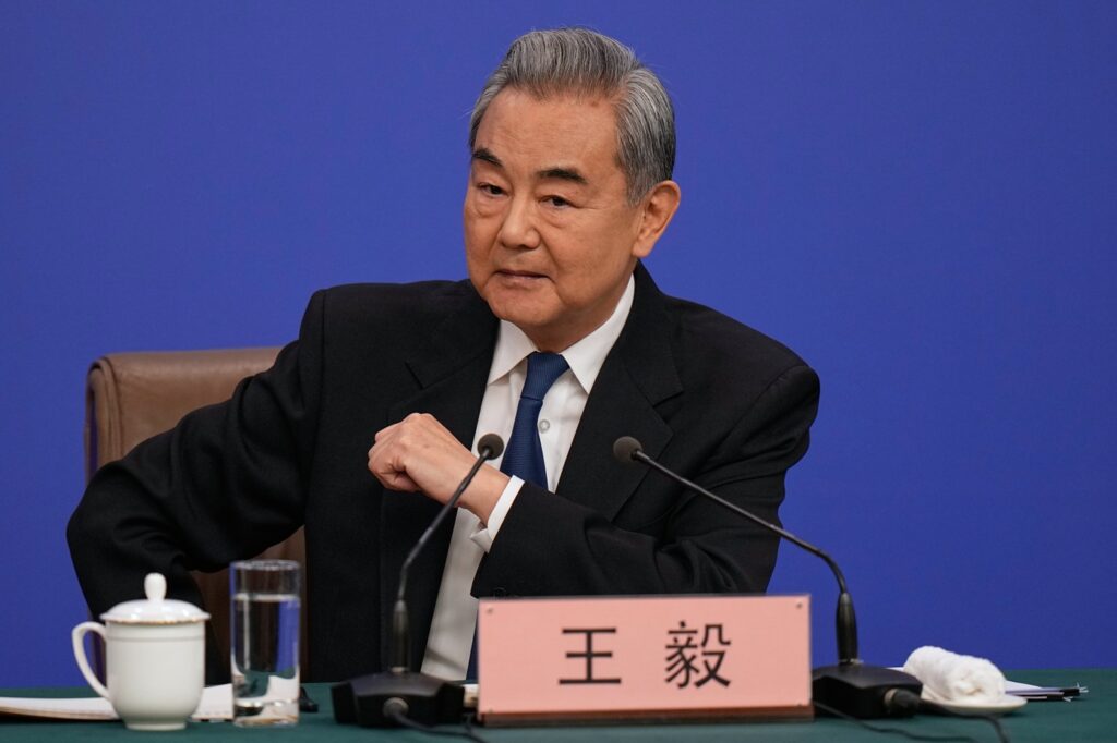 ΥΠΕΞ Κίνας Γουάνγκ Γι: «Ο πόλεμος στη Μέση Ανατολή δεν θα έπρεπε ποτέ να συμβεί»