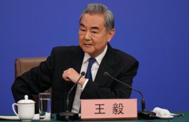 ΥΠΕΞ Κίνας Γουάνγκ Γι: «Ο πόλεμος στη Μέση Ανατολή δεν θα έπρεπε ποτέ να συμβεί»