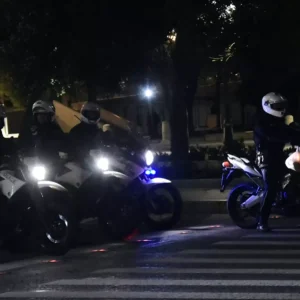 Χάος στη Λαμία: Τσιγγάνοι λήστεψαν και παρέσυραν γυναίκα με το αυτοκίνητό τους