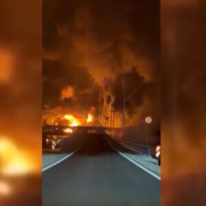 Ιράν: «Πύρινη κόλαση» κοντά σε δεξαμενές πετρελαίου στην Τεχεράνη μετά από ισραηλινή επίθεση (βίντεο)