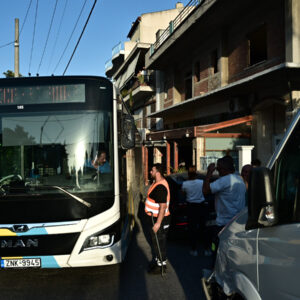Αστυνομικοί εντόπισαν νεκρό άνδρα μέσα σε λεωφορείο στο Μενίδι – Ήταν χρήστης ουσιών