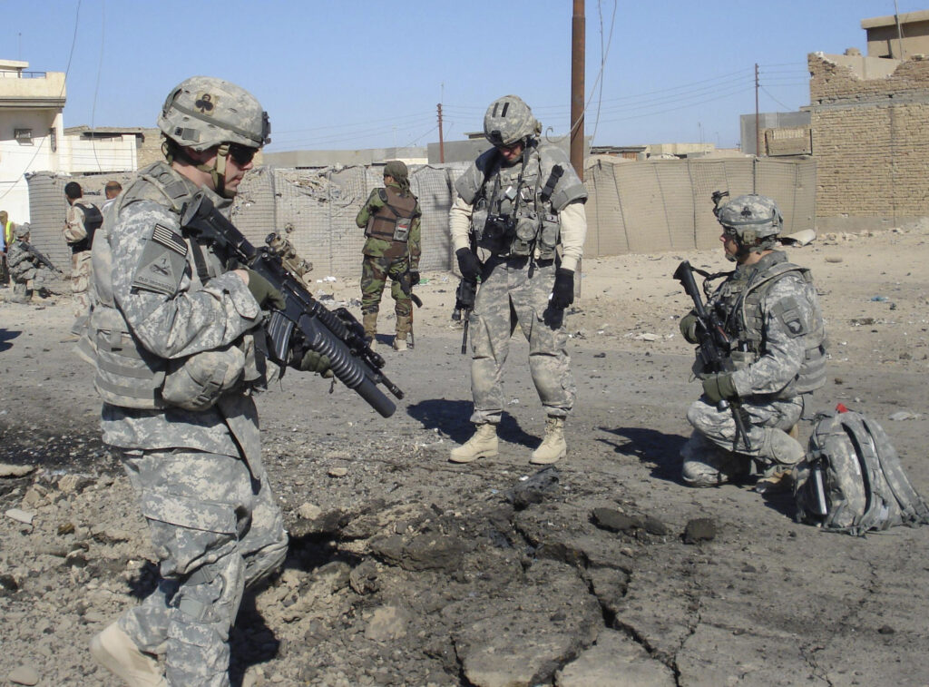 Έκπληκτοι Αμερικανοί στρατιώτες καταγράφουν την επίθεση ιρανικών drones σε αεροπορική βάση του Κουβέιτ (βίντεο)