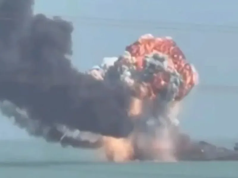 Βίντεο: Η στιγμή που οι αμερικανικές δυνάμεις κτυπούν ιρανικό πλοίο κοντά στο λιμάνι Μπαντάρ Λένγκεχ στο νότιο Ιράν