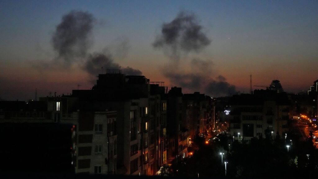 Ισραηλινός Στρατός: «Εξαπολύσαμε μπαράζ επιθέσεων κατά έξι στρατιωτικών βάσεων στο Ιράν»