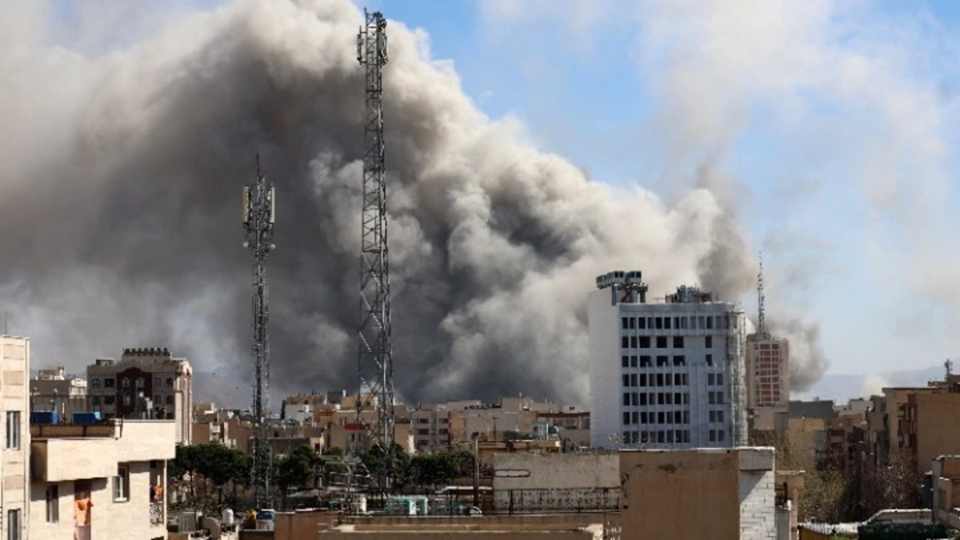 Βίντεο: Μαζικοί ισραηλινο-αμερικανικοί βομβαρδισμοί στη Σαναντάζ του Ιράν