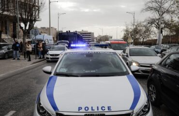 Ένταση στον ΕΦΚΑ Ομόνοιας: 61χρονος Αλβανός απειλούσε με στυλιάρι τους υπαλλήλους – Είχε μαζί του και κουζινομάχαιρο