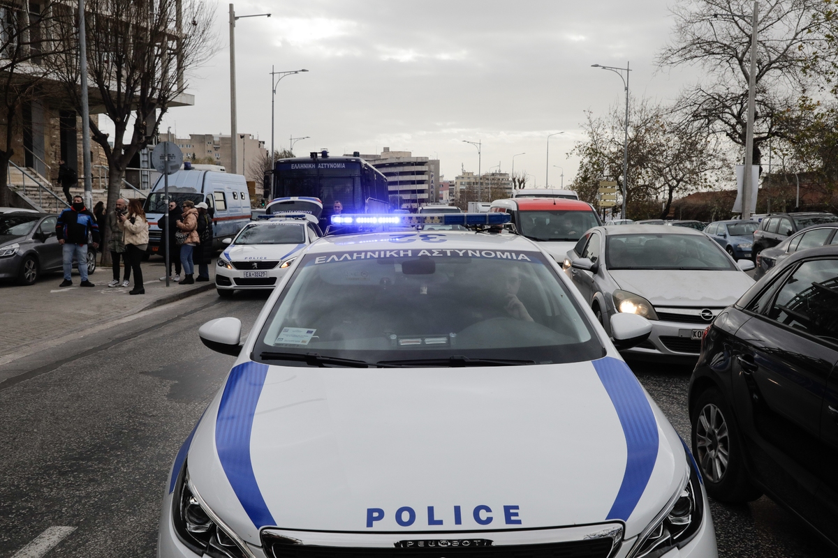 Ένταση στον ΕΦΚΑ Ομόνοιας: 61χρονος Αλβανός απειλούσε με στυλιάρι τους υπαλλήλους – Είχε μαζί του και κουζινομάχαιρο