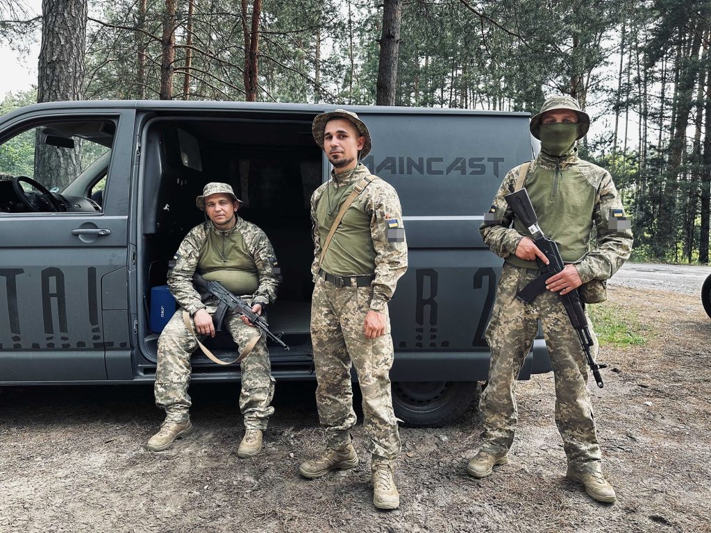 Βίντεο: Ουκρανοί πολίτες εμβολίζουν με το όχημά τους μαύρο SUV με στρατολόγους!