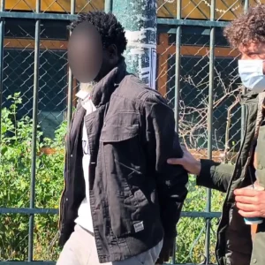 Προφυλακιστέος ο 48χρονος Σουδανός που απειλούσε να ανατιναχθεί έξω από τη ΓΑΔΑ