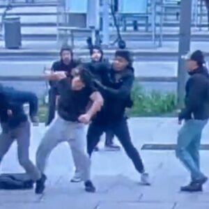 Βέλγιο: Νεαρός υπερασπίστηκε μια κοπέλα και τον «σάπισαν» στο ξύλο έξω από σταθμό τρένου (βίντεο)