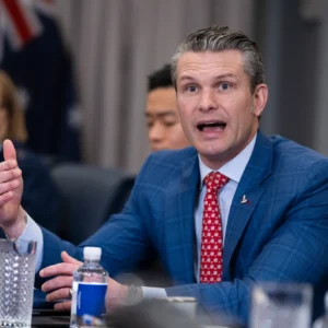 Πιτ Χέγκσεθ σε Μόσχα:  «Θα ήταν καλύτερα να μην εμπλακείτε στην σύγκρουση ΗΠΑ και Ιράν»