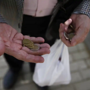 Οι Έλληνες «κόβουν» φαγητό και διασκέδαση για να «βγάλουν» το μήνα!