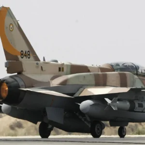 Ερωτήματα προκαλεί το κόκκινο σημάδι σε βόμβες JDAM 900 κιλών ισραηλινού F-16: Τι μπορεί να είναι (φωτο)