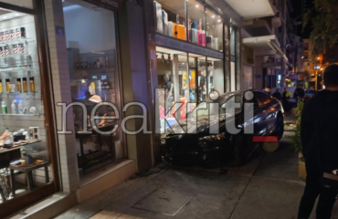 Ηράκλειο: Αυτοκίνητο έπεσε με σφοδρότητα σε κατάστημα και παρέσυρε 27χρονη – Δείτε φωτογραφίες