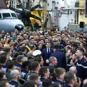 Ε.Μακρόν: Τραγούδησε μαζί με ναύτες τον Εθνικό Ύμνο της Γαλλίας πάνω στο αεροπλανοφόρο «Σαρλ Ντε Γκωλ»