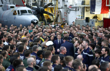 Ε.Μακρόν: Τραγούδησε μαζί με ναύτες τον Εθνικό Ύμνο της Γαλλίας πάνω στο αεροπλανοφόρο «Σαρλ Ντε Γκωλ»